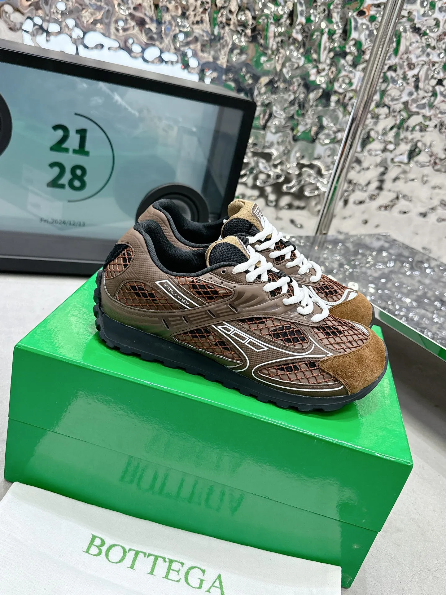 👟👟Ex-factory price 560👟👟 Men ➕20 💰𝐁𝐨𝐭𝐭𝐞𝐠𝐚 𝐕𝐞𝐧𝐞𝐭𝐚 Bodie Home Couple Style 👫BV Sports Shoes Wang Yibo Same Style Casual shoes for couples and dad shoes! Runner sneakers! Original purchase and development! Made of original lightweight technical mesh fabric, the same as the original version! The process is complicated! Paired with a geometric pattern designed rubber outsole, the higher version of the Wang Zha series is actually much taller, but the legs still look slim. Very nice. Durable and durable to play with, standard and version-matching shoe-packing technology. Look for high-end versions. The original outsole is exclusively molded, and the color-blocked TPU outsole is used. The material and weight are the same as the original! Size: Women’s size 35-41 (40 and 41 customized, non-refundable) Men’s size 39-45 (45 customized, non-refundable)